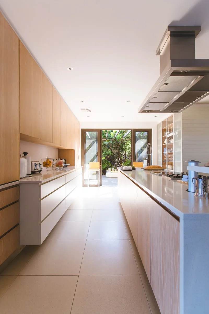 La cuisine ouverte sur le jardin par la porte vitrée