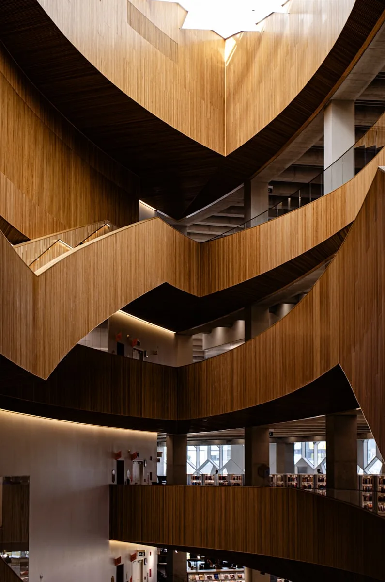 L'escalier de bois de la médiathèque