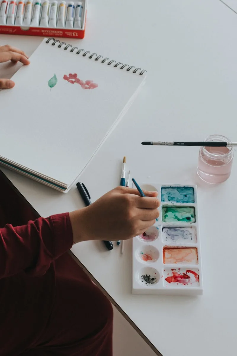 Un pinceau trempé dans une palette d'aquarelle