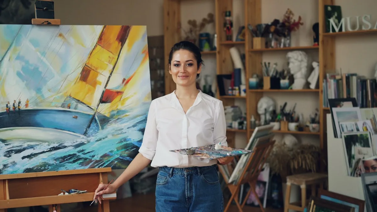L'illustratrice sourit dans son atelier