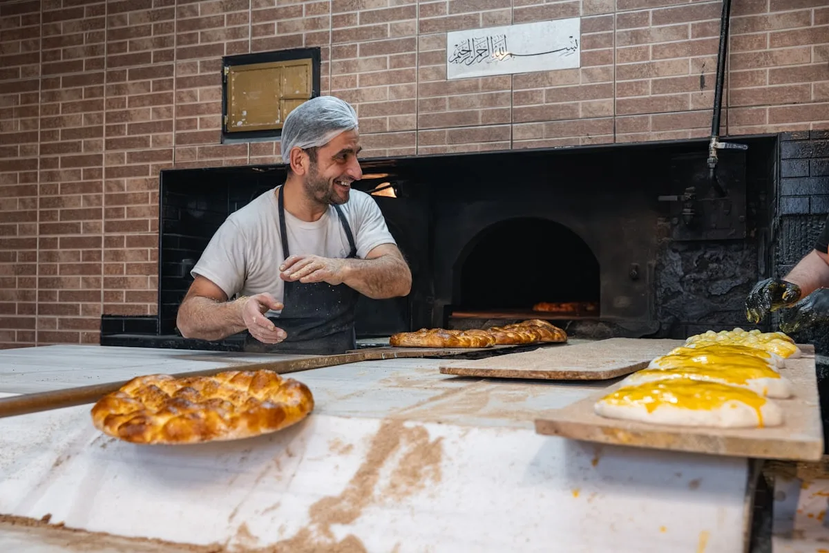 Le boulanger enfourne au four à bois