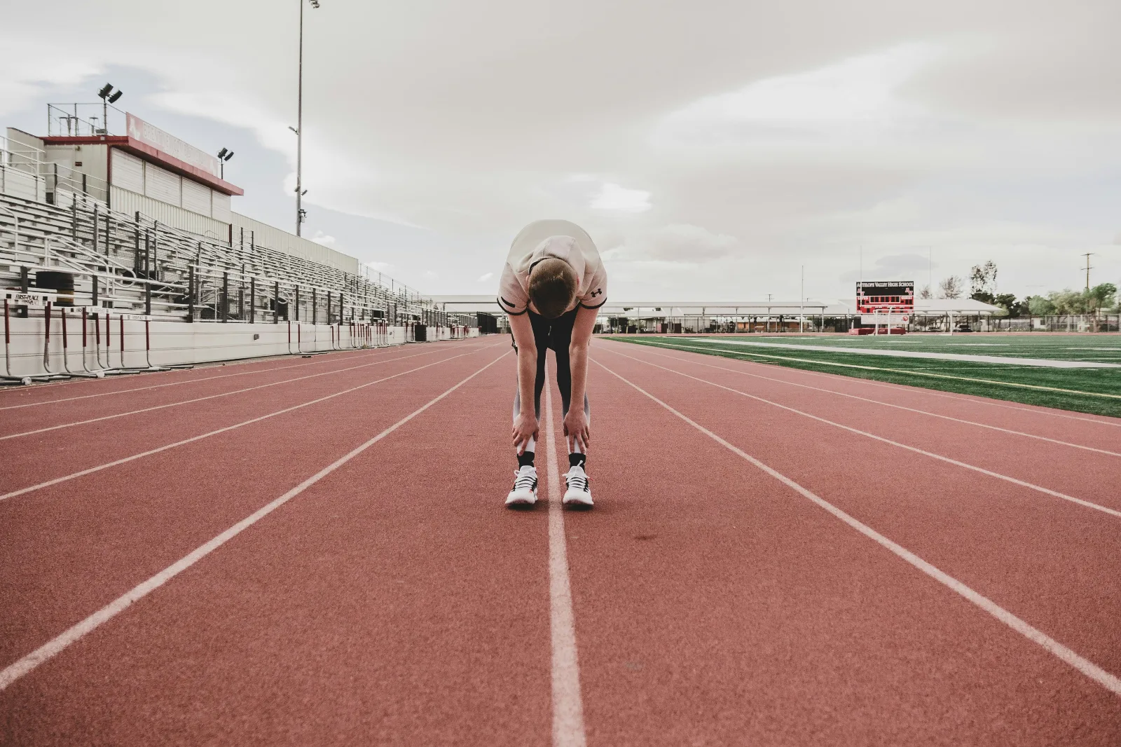 L'entraîneur debout sur la piste d'athlétisme