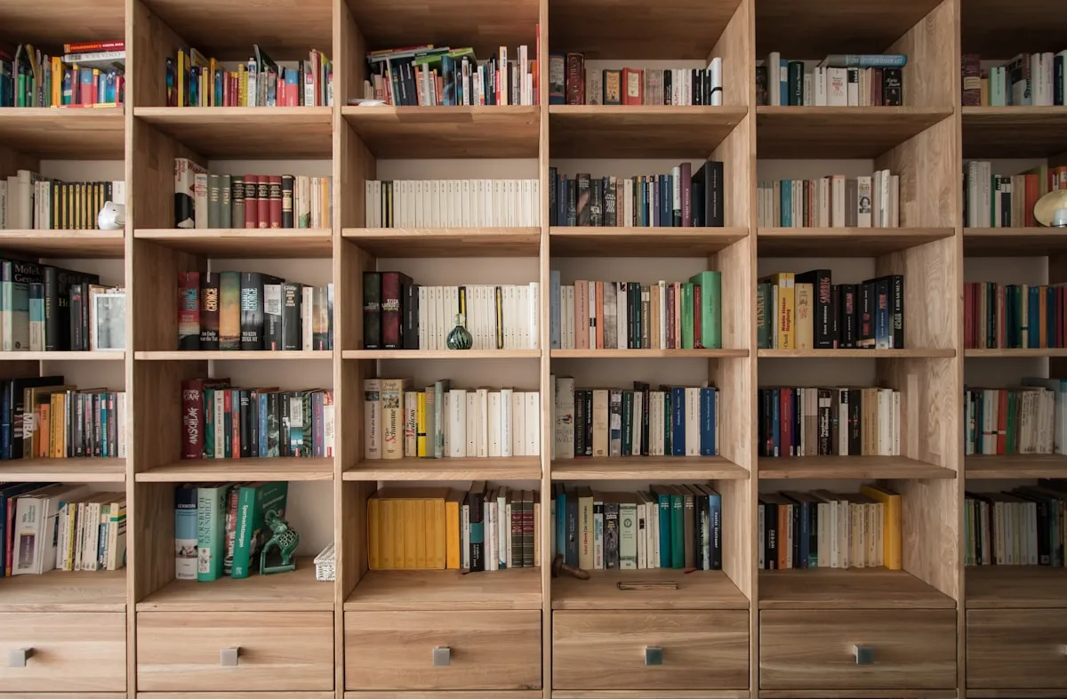 Rayonnages en bois massif remplis de livres