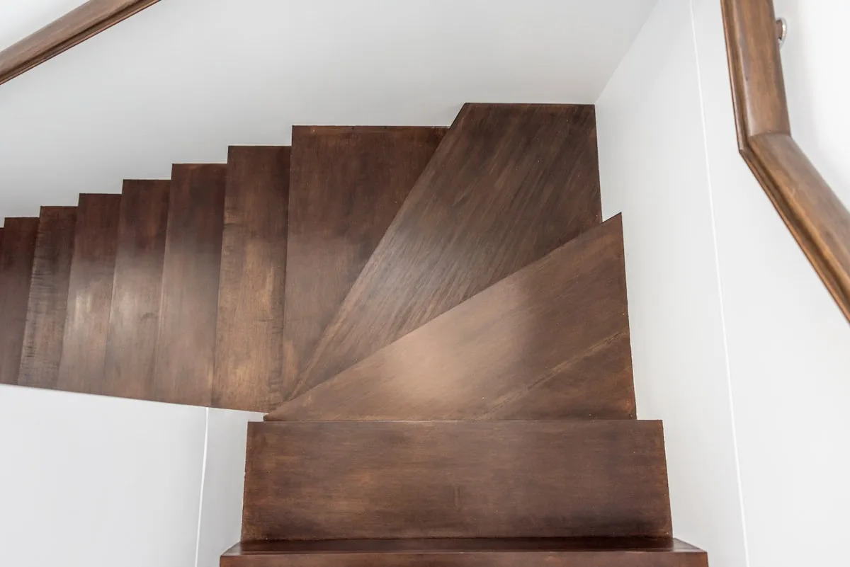 Escalier balancé en bois vu du dessus