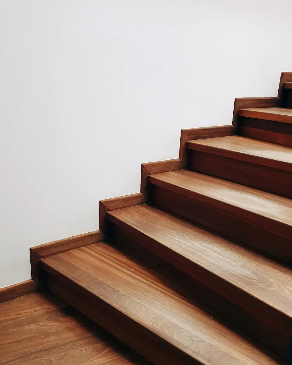 Le nouvel escalier aux marches de frêne