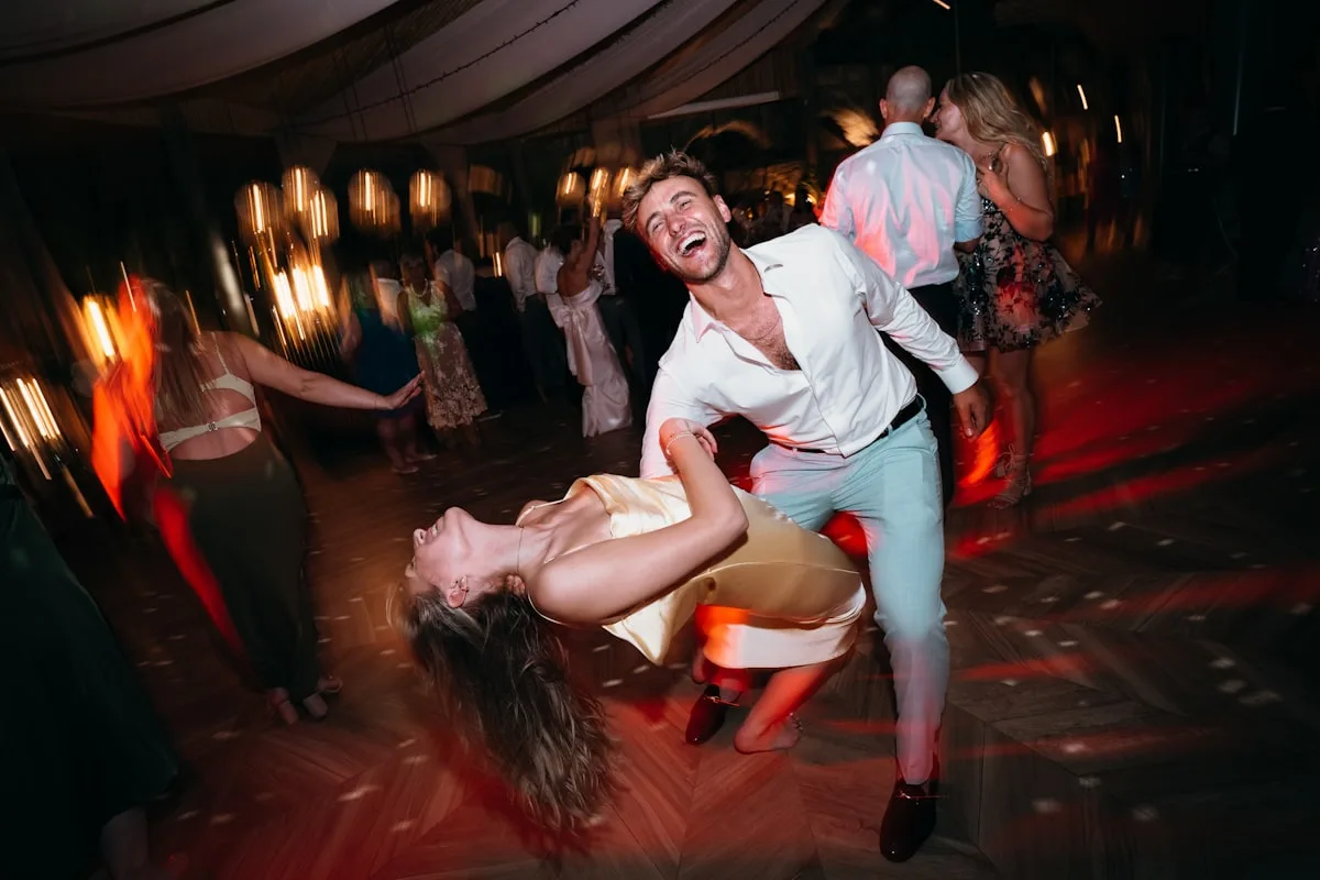 Un couple danse pendant la fête, lumières floues