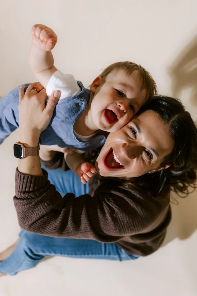 Une mère tient son fils rieur, image développée