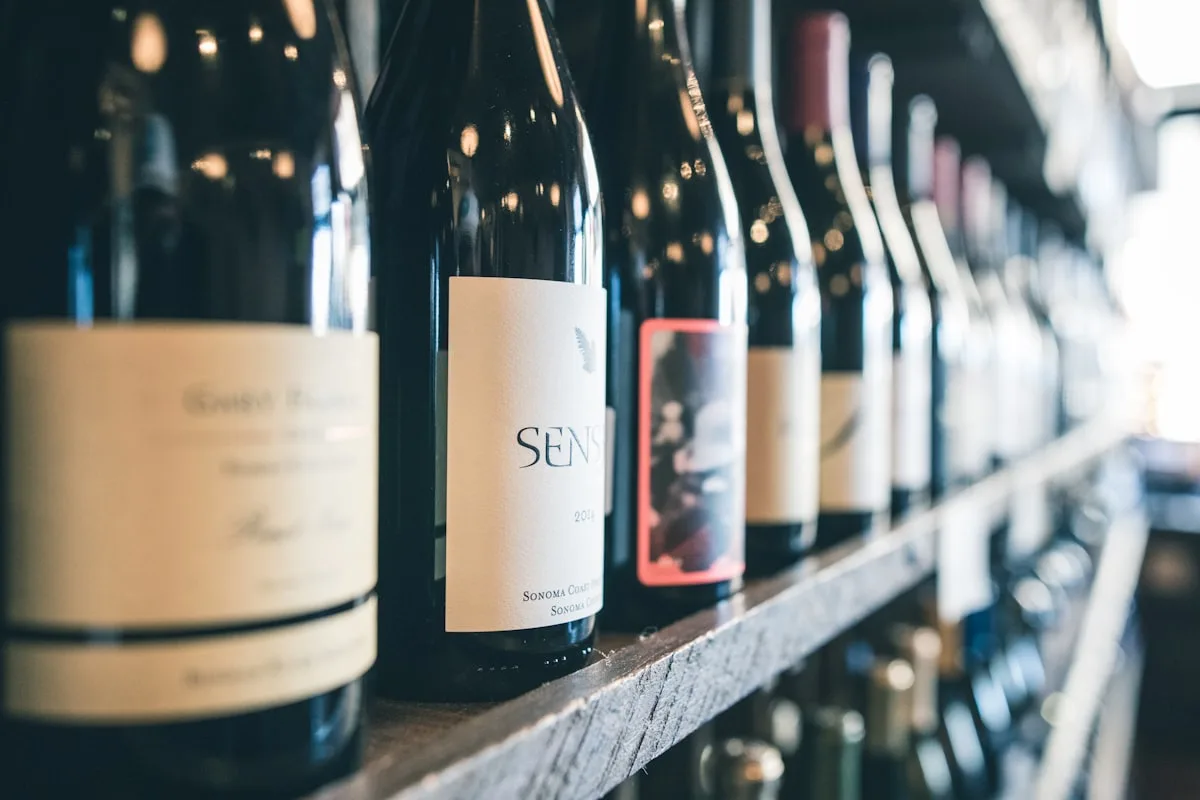 Des bouteilles de vin rangées sur une étagère