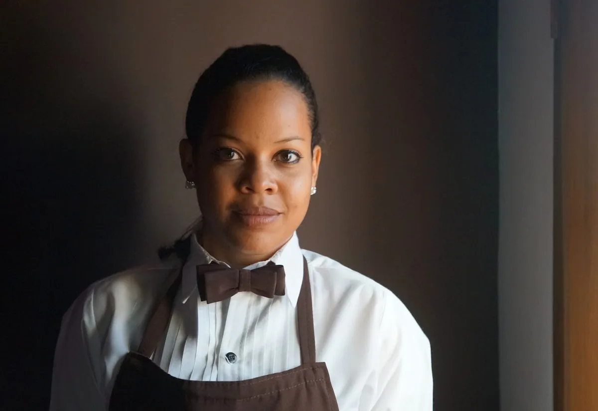 La cheffe en tablier, portrait en cuisine