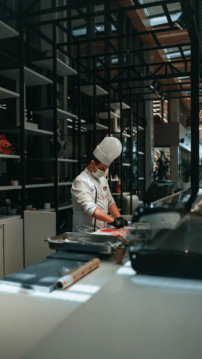 Un cuisinier dresse une assiette en plein service