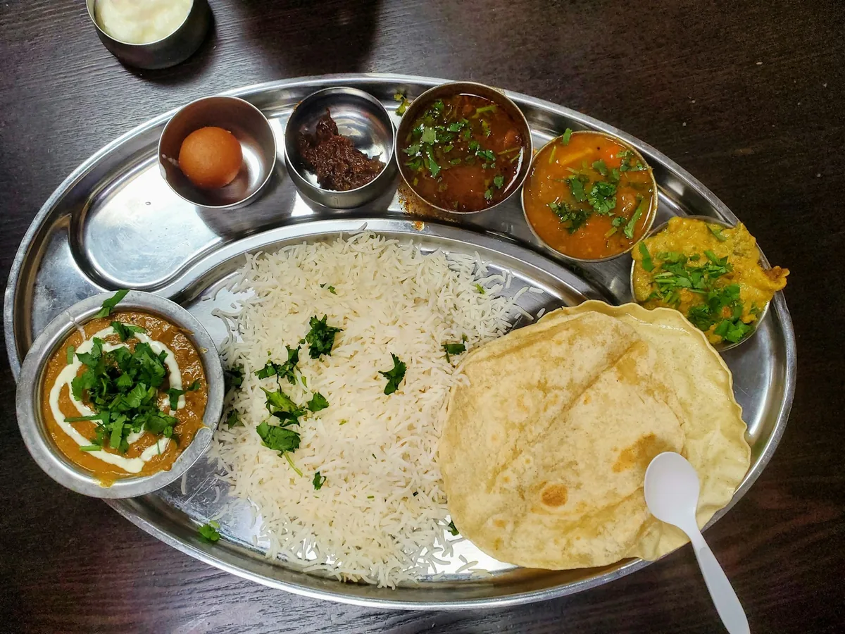 Un thali vu du dessus, riz basmati, currys et chapati