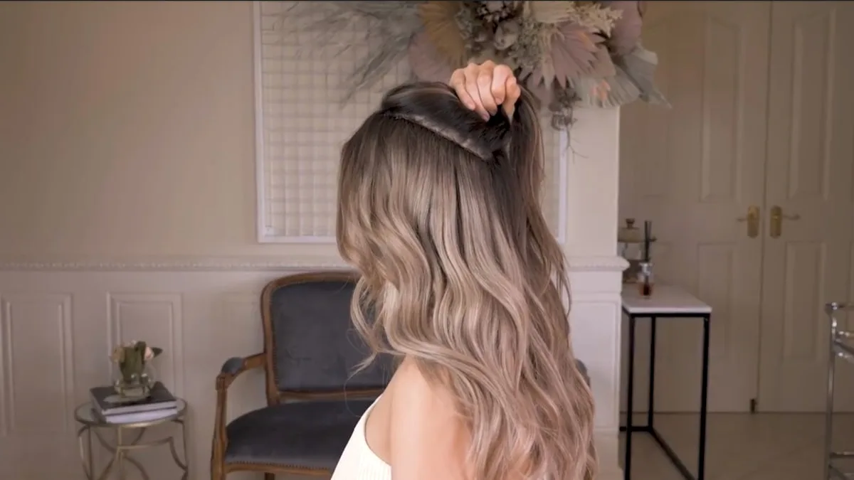 Longueurs blondes ondulées, après le balayage