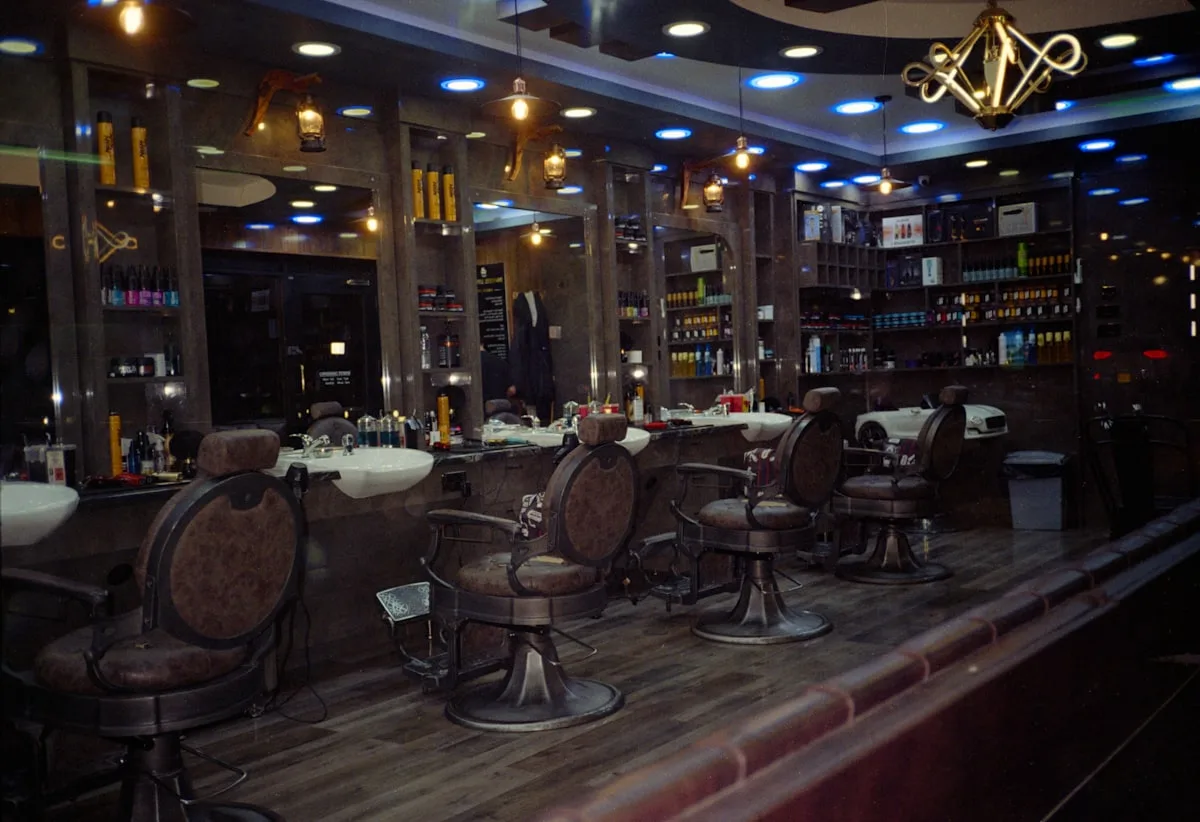 La salle du salon et ses fauteuils